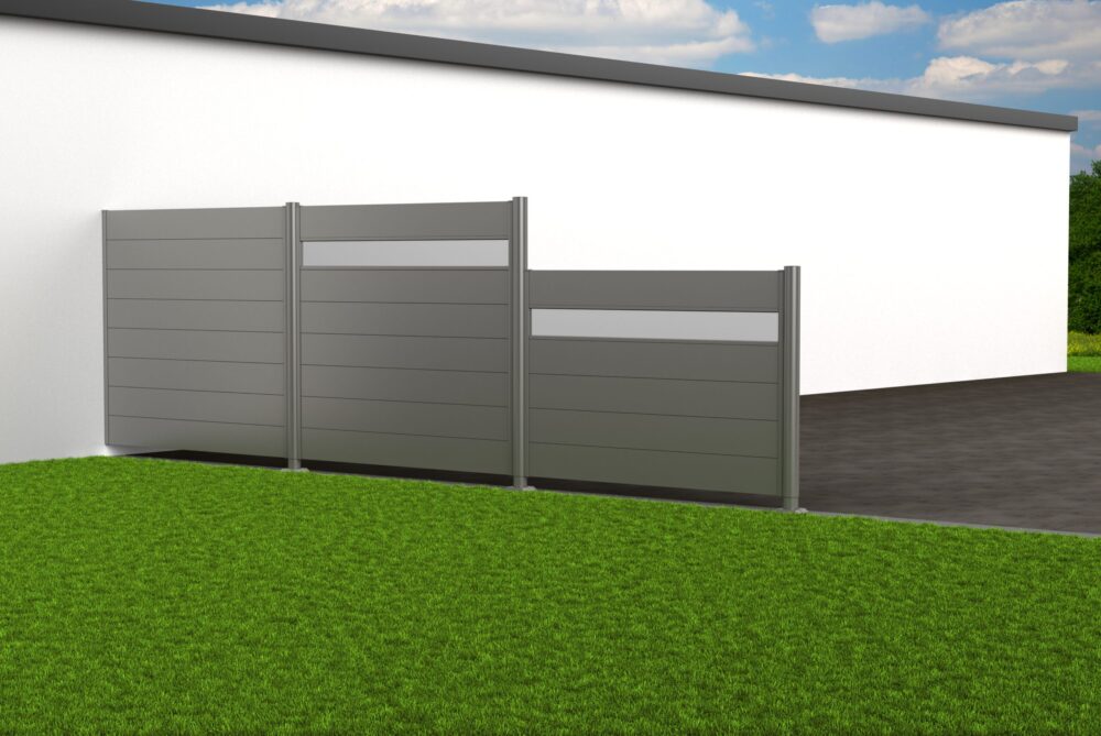 Biohort Sichtschutz mit Acrylglas in quarzgrau metallic in unterschiedlichen Höhen and Hausmauer angemacht.