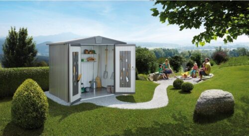 Silbernes Metallgerätehaus mit offen stehender Doppeltür in einem grossen Garten. Eine Familie grilliert