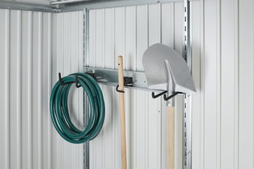 Metall Hakenset für Gartenhaus. Ein grüner Schlauch und eine Gartenschaufel hängen an den montierten Haken.