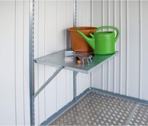 Silberner Klapptisch aus Metall an Wandschienen eines Gartenhauses montiert. Auf dem Klapptisch steht eine grüne Giesskanne und ein brauner Blumentopf.