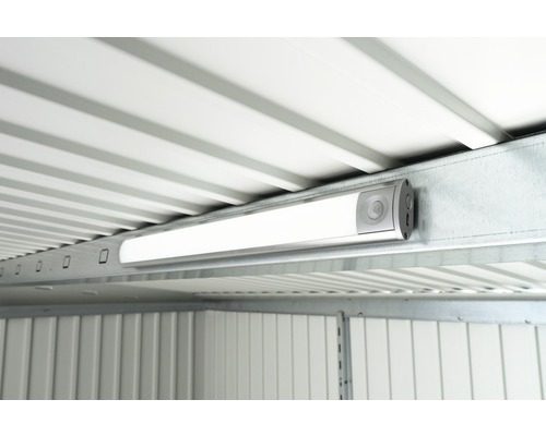 Biohort LED Licht angebracht in einem Metallgartenhaus