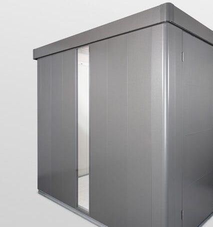 Langes, schmales Acrylglas Fenster eingebaut in ein dunkelgraues Metallgerätehaus.