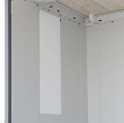 Eine weisse Innenverkleidung eines Gerätehauses mit Styropor Isolierung.
