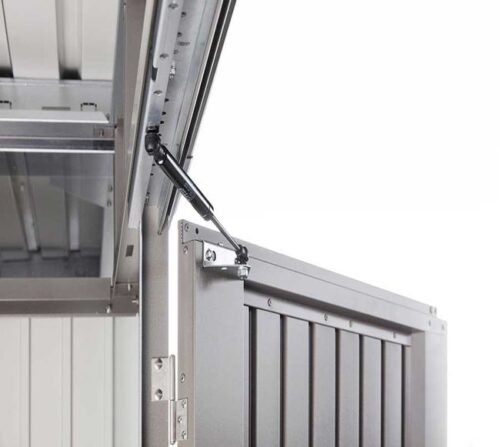 Gasdruckfeder an einer geöffneter Gartenhaustür eines Gartenhauses befestigt.