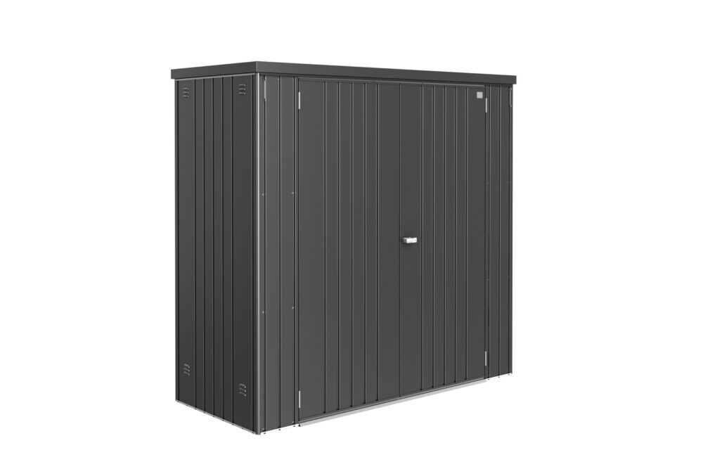Breiter Biohort Geräteschrank in dunkelgrau metallic mit Doppeltür auf weissem Hintergrund