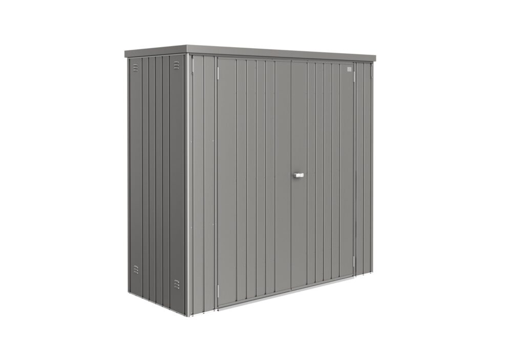Breiter Biohort Geräteschrank in quarzgrau metallic mit Doppeltür auf weissem Hintergrund
