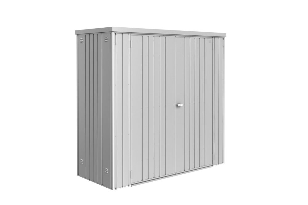 Breiter Biohort Geräteschrank in silber metallic mit Doppeltür auf weissem Hintergrund