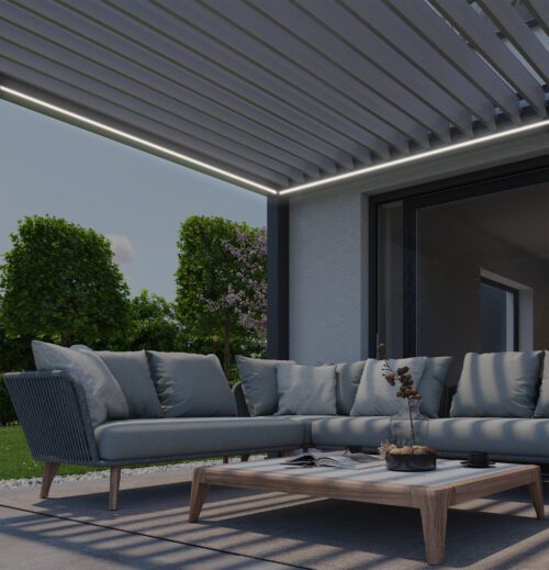 Gartenlounge unter Pergola mit silbernen Dachlamellen und LED Leuchte