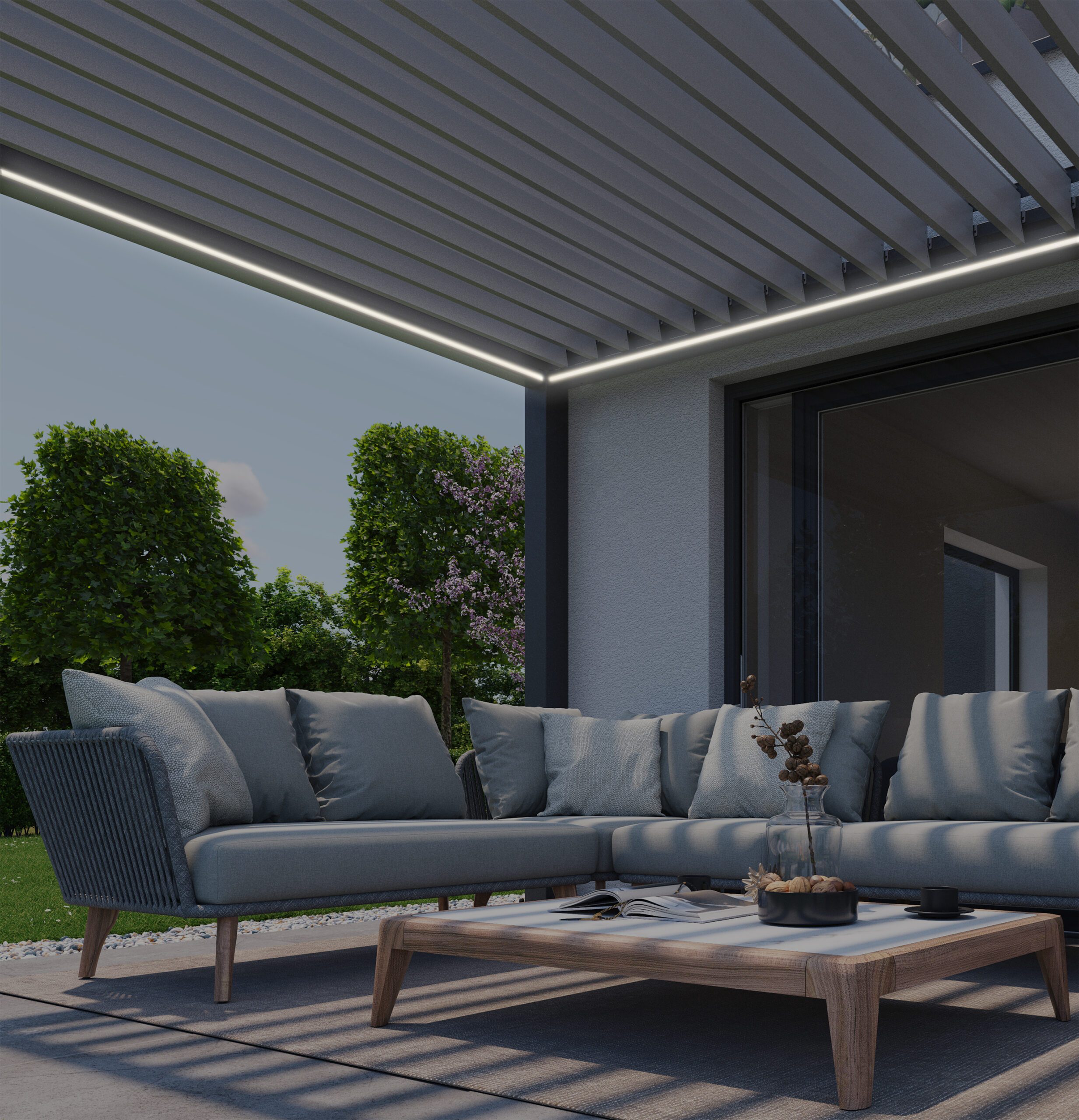 Gartenlounge unter Pergola mit silbernen Dachlamellen und LED Leuchte