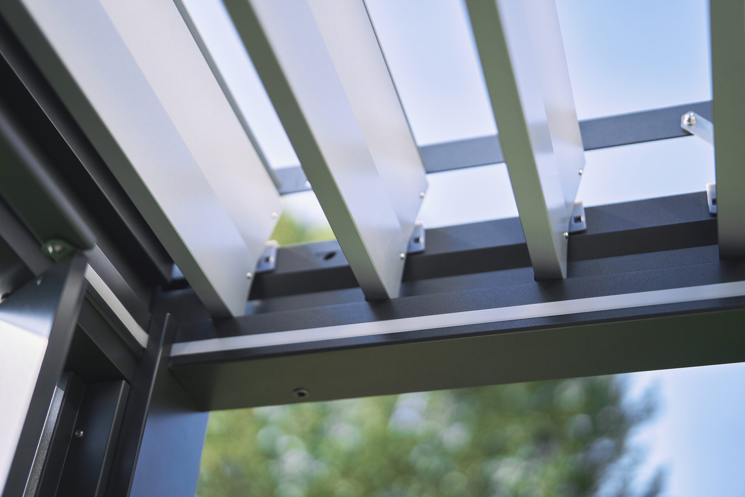 Verstellbare Dachlamellen der Biohort Pergola