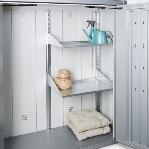 Zwei silberne Regalböden eingebaut in einen silbernen Gartenschrank