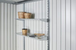Biohort Zubehör und Ersatzteile Softub Schweiz Zwei Metall Regale an Metallwand befestigt, auf welchen Blumentöpfe und Gartenwerkzeuge liegen.