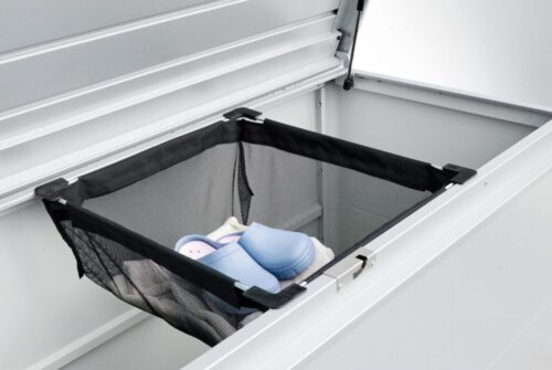 Schwarzer Einhängesack in silberner Gartenbox mit hellblauen Schuhen