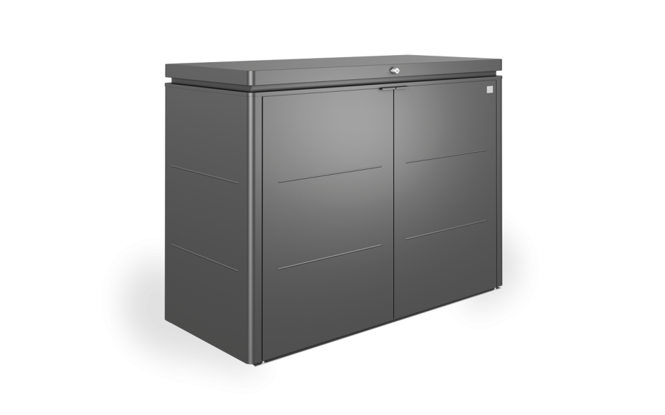 Hohe, rechteckige Gartenbox aus Metall mit geschlossenen Türen auf weissem Hintergrund.